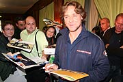 Russell Crowe: Unterschriften für die Fans (Foto: MartiN Schmitz)